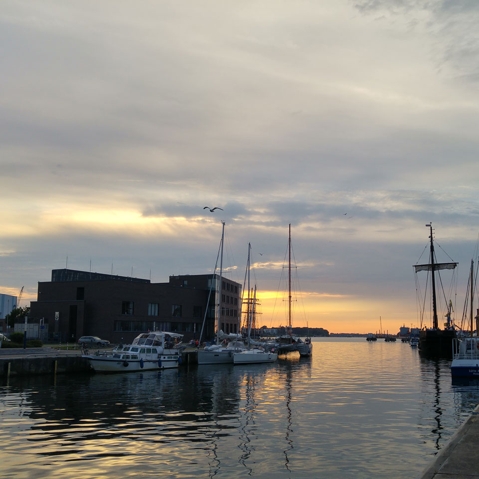 Kleiner Hafen von Wismar am Abend